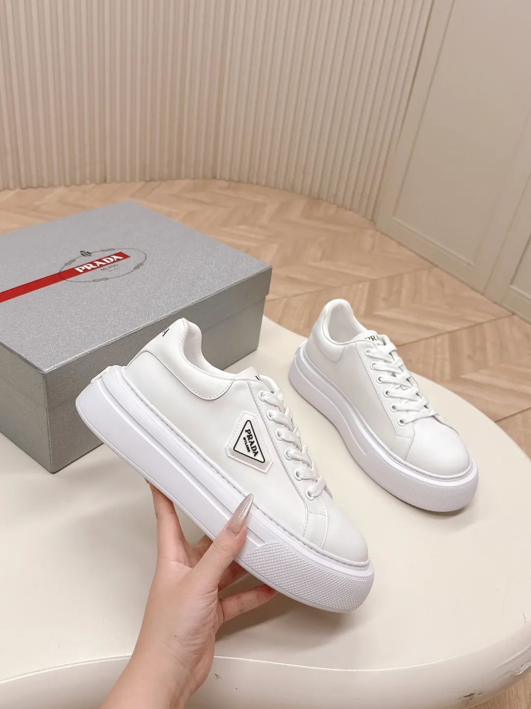 👟👟Ex-factory price 600👟👟 Prada 25ss new casual white shoes, couple style 👫 P fashion white shoes, re-released, high-quality shipments, elegant and generous, comfortable on the feet, super classic, super light and comfortable on the feet Fabric: silky cowhide Lining: water-dyed sheepskin lining + genuine leather foot sole: EVA outsole Code number: 35-45 (40 for women, 45 for men, customized)
